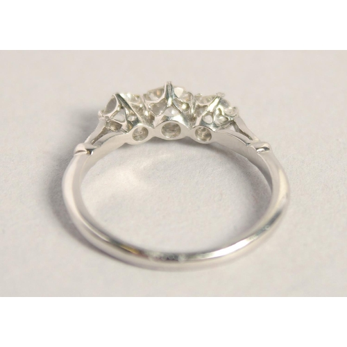 1548 - A PLATINUM THREE STONE DIAMOND RING.