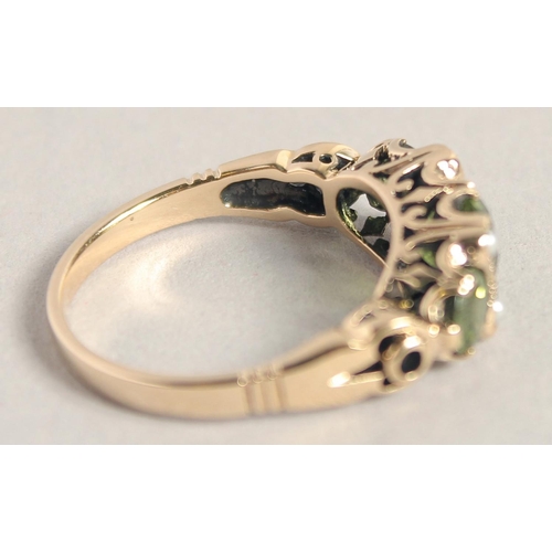 1592 - A GOOD 9CT GOLD PERIDOT AND PEARL RING.