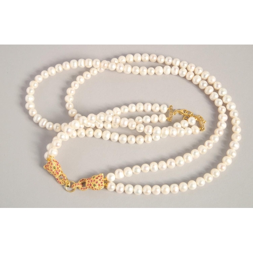 1610 - A PEARL NECKLACE with GOLD PLATED PANTHER CLASP.