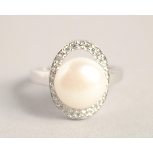 1658 - A SILVER PEARL RING.