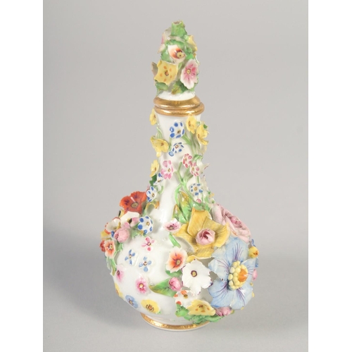 1062 - A 19TH CENTURY DERBY FLORAL ENCRUSTED SCENT BOTTLE AND STOPPER. Crown 