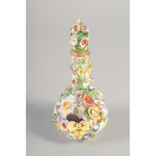 1062 - A 19TH CENTURY DERBY FLORAL ENCRUSTED SCENT BOTTLE AND STOPPER. Crown 