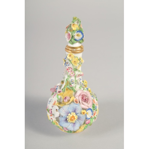 1062 - A 19TH CENTURY DERBY FLORAL ENCRUSTED SCENT BOTTLE AND STOPPER. Crown 