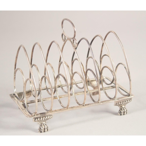 1702 - A GEORGE III SILVER SIX DIVISION TOAST RACK on four claw feet. London 1798. Maker: T. H. & G. H.