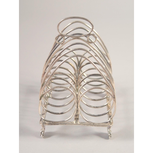 1702 - A GEORGE III SILVER SIX DIVISION TOAST RACK on four claw feet. London 1798. Maker: T. H. & G. H.