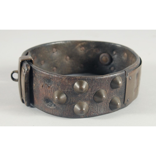 12 - A 17th CENTURY LEATHER STUDDED BRASS DOG COLLAR, with six brass settings, stamped, possibly Spilers ... 