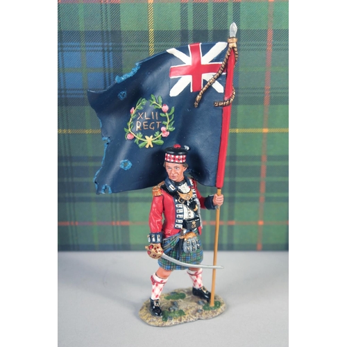 259 - KING AND COUNTRY NAPOLEONICS. NA 87. 42nd Highlands officer with flags BR 29 (2).