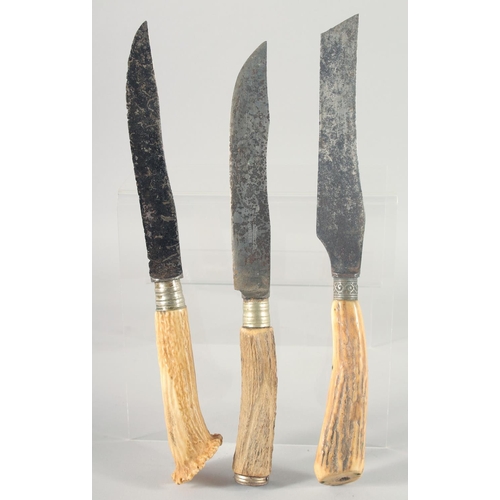 6 - THREE VARIOUS ANTLER HANDLED KNIVES.