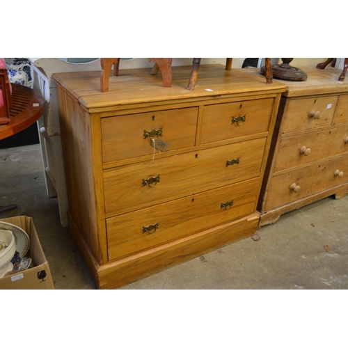 159 - A Victorian chest of drawers.