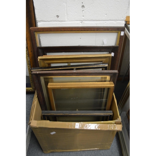 469 - A quantity of assorted frames.