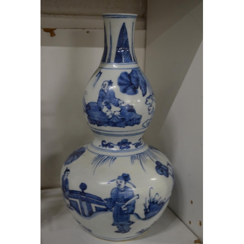 514 - A Chinese blue and white gourd shaped vase.