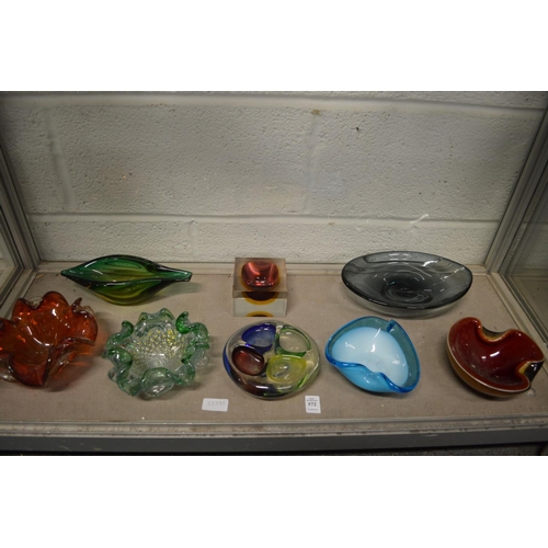 572 - Colourful studio glassware to include bowls and dishes.