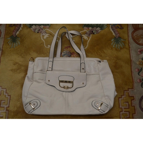 621 - A Ladies cream colour handbag.