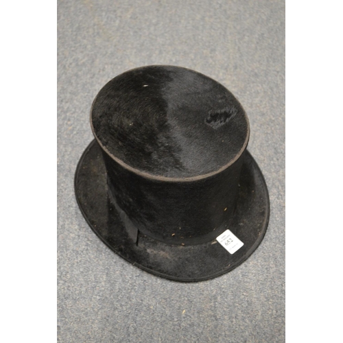 652 - A top hat, internal measurements 7.5 x 6