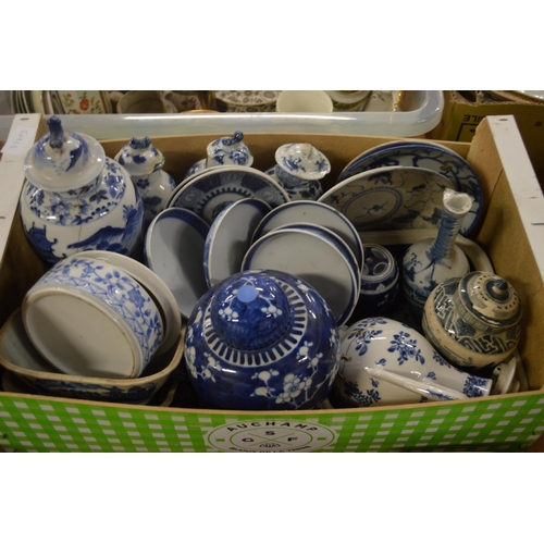 720 - A collection of Chinese blue and white china.