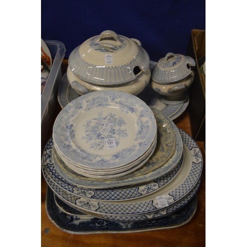 727 - A quantity of blue and white china.