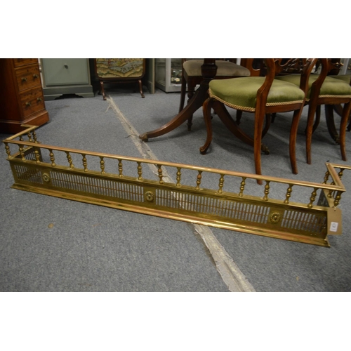 762 - A very good 19th century brass fender of Adam design with turned finials and pierced front, 5' long ... 