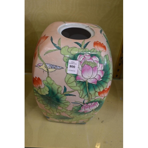 800 - A large Chinese vase.