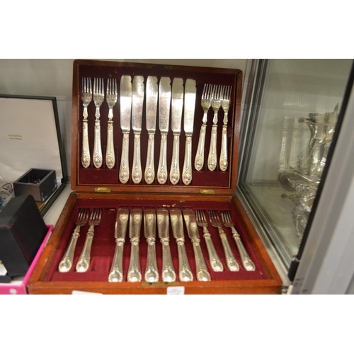 867 - A cased set of twelve fish knives and forks (lacking one fork).