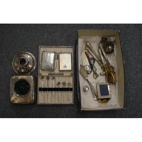 875 - A silver combination cigarette case/compact and other small items of silverware.