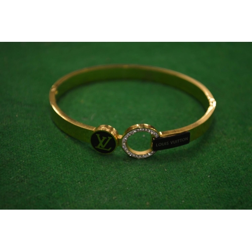 1060 - A decorative bangle.