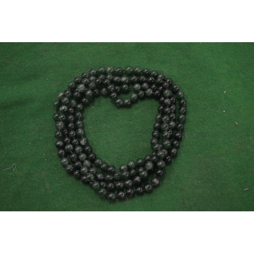 1064 - A malachite bead necklace.