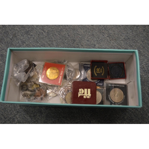 900 - A quantity of collectable and other coins.