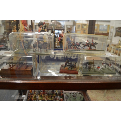 907 - A collection of miniature military figures in five cases.