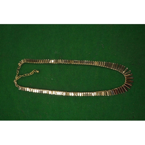 934 - A fringe necklace with 9 carat gold clasp.