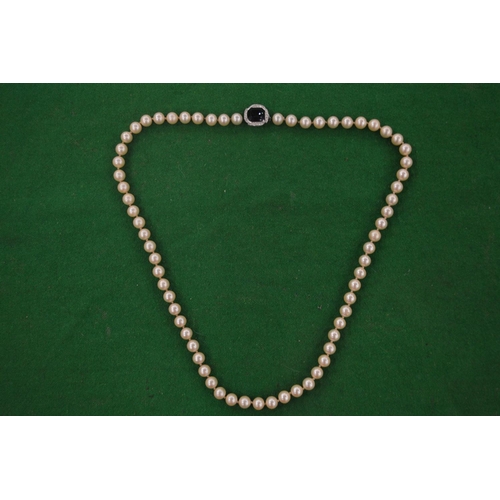 935 - Decorative pearl necklace.