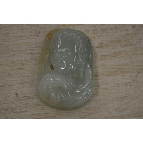 940 - Chinese carved jade amulet.