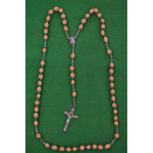 950 - A rosary bead necklace.