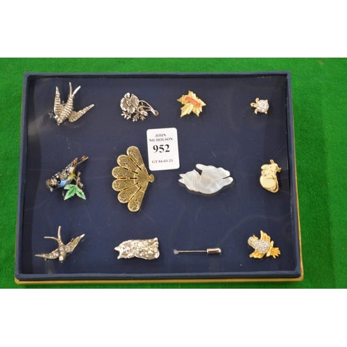 952 - A collection of brooches.