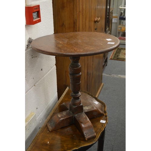 269 - A circular oak occasional table.