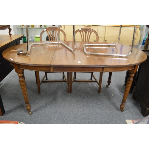 291 - A mahogany extending dining table.