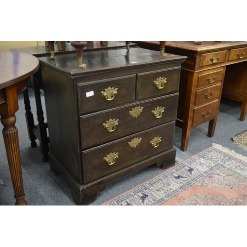 293 - A small oak chest of drawers.