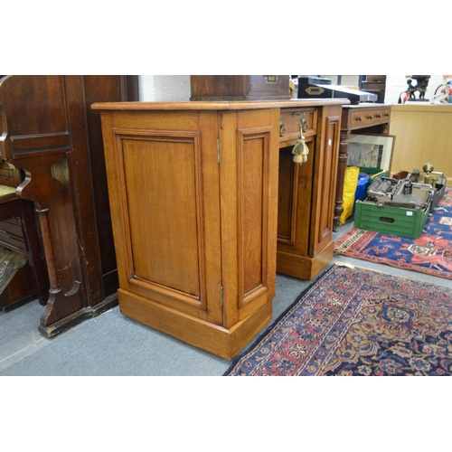 388 - A good small oak pedestal desk.