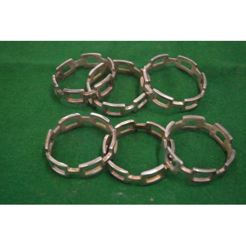 901 - A set of six chain link style plated napkin rings.