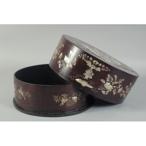 116 - A CHINESE MOTHER OF PEARL INLAID CIRCULAR BOX AND COVER, with a central panel depicting a scene with... 