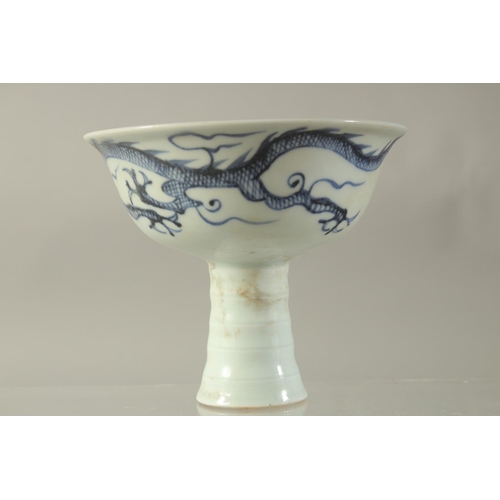 1198 - A CHINESE PORCELAIN BLUE AND WHITE STEM CUP. 4.5ins diameter.