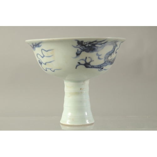 1198 - A CHINESE PORCELAIN BLUE AND WHITE STEM CUP. 4.5ins diameter.