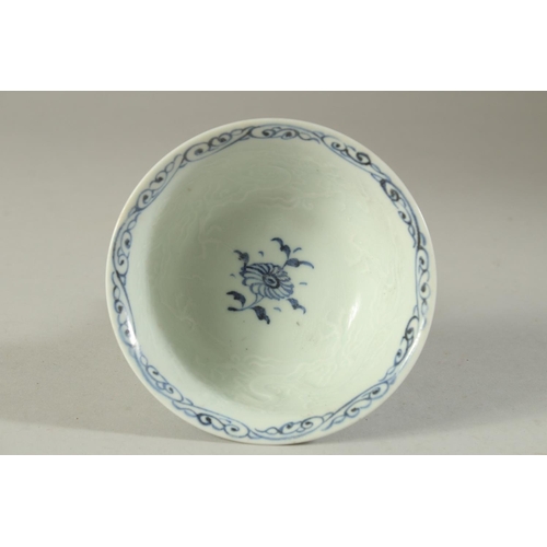 1198 - A CHINESE PORCELAIN BLUE AND WHITE STEM CUP. 4.5ins diameter.