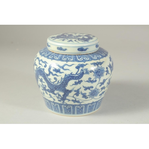 1209 - A CHINESE BLUE AND WHITE PORCELAIN GINGER JAR decorated with dragons. 12cm high.