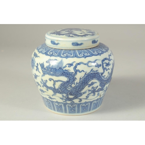 1209 - A CHINESE BLUE AND WHITE PORCELAIN GINGER JAR decorated with dragons. 12cm high.