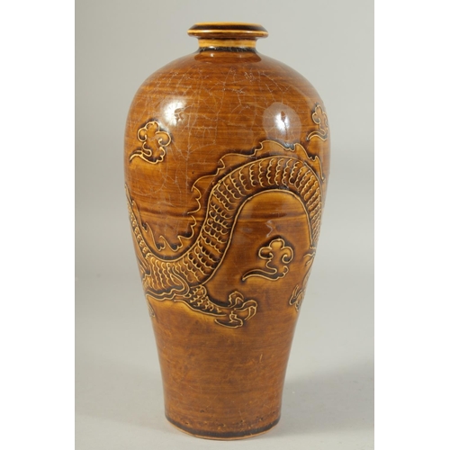 1216 - A CHINESE BROWN GLAZE JIZHOU VASE WITH RAISED DRAGON DECORATION. 30.5 cm high.