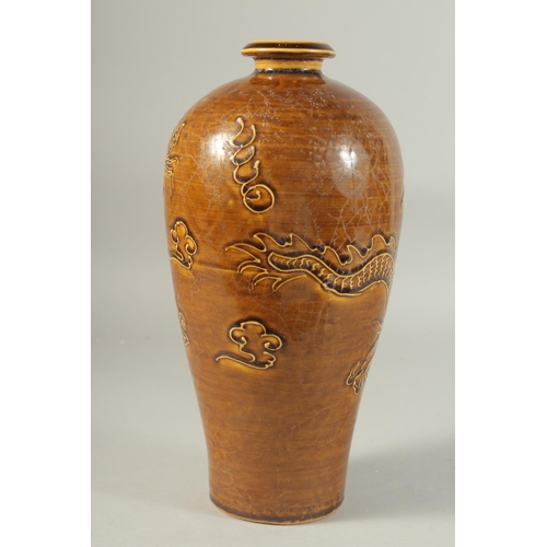 1216 - A CHINESE BROWN GLAZE JIZHOU VASE WITH RAISED DRAGON DECORATION. 30.5 cm high.