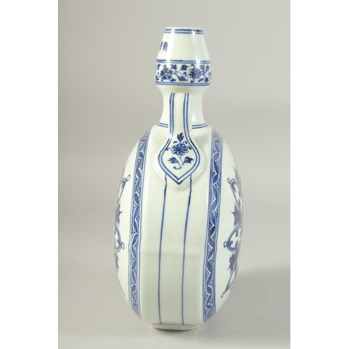 1218 - A CHINESE BLUE AND WHITE PORCELAIN TWIN HANDLED MOON FLASK. 27.5 cm high.