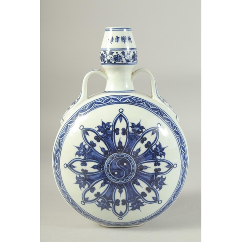 1218 - A CHINESE BLUE AND WHITE PORCELAIN TWIN HANDLED MOON FLASK. 27.5 cm high.