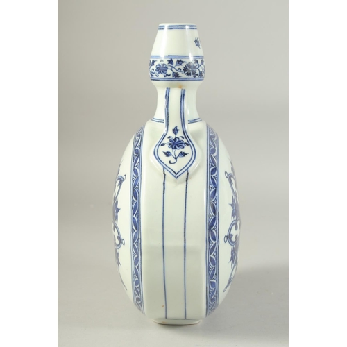 1218 - A CHINESE BLUE AND WHITE PORCELAIN TWIN HANDLED MOON FLASK. 27.5 cm high.