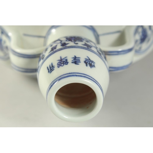 1218 - A CHINESE BLUE AND WHITE PORCELAIN TWIN HANDLED MOON FLASK. 27.5 cm high.